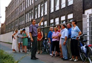 LWL-Museumsleiter Hermann Josef Stenkamp führt Interessierte per Fahrrad zum industriegeschichtlich interessanten Gebäuden in Bocholt.  <br>Foto: LWL</br>
