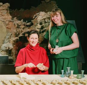 Dr. Andrea Peine (links) und Alexandra Bossmann lüften die Geheimnisse römischer Glasherstellung und Öllampen-Produktion. <br>Foto: LWL/Sagurna</br>