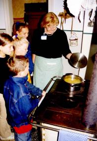 Am besonderen Sonntag lernen die Kinder im LWL-Textilmuseum den Hausfrauenalltag kennen und kochen eine Kartoffelsuppe.  <br> Foto: LWL</br>