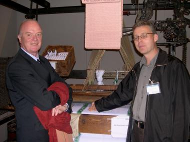 Landesdirektor Wolfgang Schäfer (l.) und Dr. Hermann Josef Stenkamp am Jacquardwebstuhl. <br>Foto: LAGA>/br>