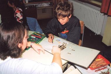 Michael, 11 Jahre, eines von 1.400 hörgeschädigten Kindern an den LWL-Schulen: Dank eines Elektroden-Implantats im Innenohr kann er dem Dialog mit der Lehrerin auch akustisch folgen.   <br>Foto: LWL/ Miklis</br>
