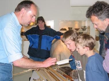 Archäologe Dr. Stodiek zeigt an Pfingsten allen Wissbegierigen die Befiederung eines Pfeils in der Steinzeit.                     <br>Foto: Privat</br>