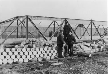 Zwangsarbeiter stapeln Granathülsen auf der Henrichshütte (1942). <b>Foto: LWL/Archiv Westfälisches Industriemuseum</b>