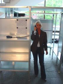 In der Skulptur von Mark Formanek sind Telefonhörer und Kopfhörer installiert. <br>Foto: LWL</br>