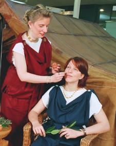 Michaela Löbbert (links) informiert über Körperpflege und Badekultur, während Birgit Niemann (rechts) mit den Besuchern Parfum-Öle mischt.<br>Foto: LWL</br>