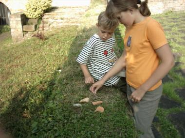 'Sachensucher' Alexander (5) und Katharina (11) mit ihren wichtigsten Funden: 'mittelalterliche' Nägel und Steine mit geheimnisvollen Zeichen. <br>Foto: LWL/Brockmann.</br>