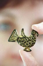 Die vergoldete Gewandnadel in Form einer Taube stammt aus Borken.                  <br>Foto: LWL/Egbert</br>