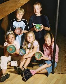 Fast wie das Glas der römischen Kaiser sehen die Werke der jungen Glaskünstler aus, die während des Ferienprogramms im Westfälischen Römermuseum Haltern entstehen. <br>Foto: LWL/Brentführer</br>