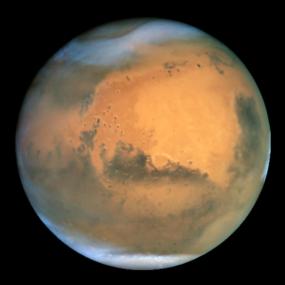 Eine gute Gelegenheit den roten Planeten aus Rekordnähe zu beobachten bietet sich zur Zeit gegen Mitternacht und in den kommenden Monaten immer etwas ehr. <br>Foto: STScI/NASA</br>