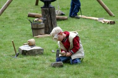 Kinder lernen am Sonntag in Dalheim, ein Kloster zu bauen. <br>Foto: LWL/Preißler</br>