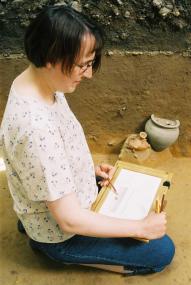 Museumspädagogin Marianne Gorissen hat in Haltern selbst mit ausgegraben. <br>Foto: LWL/Brentführer</br>