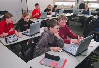 Das Digitale Zeitalter beginnt auch in der Schule: Filme kommen demnächst per DVD oder online in die Schule.<br>Foto: LWL</br>