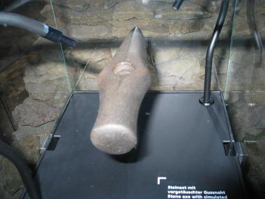 Als Bronze in Westfalen noch selten war: Diese mindestens 4000 Jahre alte Steinaxt aus Bad Oeynhausen-Rehme (Kreis Minden-Lübbecke) ahmt eine Bronzeaxt nach - selbst die Gussnaht fehlt nicht. <br>Foto: LWL/Lagers.</br>