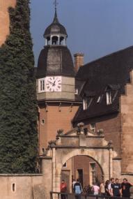 Die ¿Jugendburg¿ Gemen wird vorbildlich genutzt und gepflegt: Den Uhrturm hat das Bistum Müns-ter gerade instandgesetzt, im Innenhof läuft zur Zeit der letzte Bauabschnitt.<br>Foto: LWL</br>