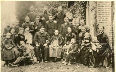 Jubiläen sind ein wichtiges Forschungsfeld der Volkskunde, wie hier eine Goldhochzeit in Ehringhausen (1890), jetzt feiert die LWL-Kommission selbst ein Jubiläum.    <br>Foto: LWL</br>