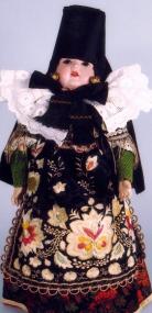 Trachtenpuppe mit Lindhorster  Sonntagstracht.<br>Foto: LWL</br>
