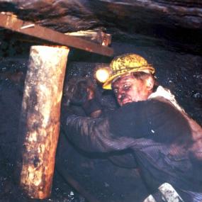 Mitarbeiter der Firma Deilmann-Haniel graben sich weiter in den Hettberg vor. <br>Foto: LWL/Hudemann</br>