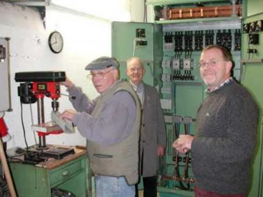 Manfred Trenkle, Werner Mellin und Michael Halbeisen (v.l.) haben im Keller der Maschinenhalle einen technischen Betriebsraum eingerichtet.<br> Foto: LWL/Hudemann