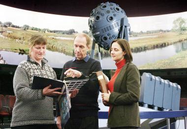 Dr. Bernd .Loibl sichtet mit den Ausstellungsmacherinnen und Sabine Aschemeier (links) und Bianca Knoche die Umsetzung der ersten Panoramen an der Planetariumskuppel.&lt;br&gt;Foto: LWL/Egbert&lt;/br&gt; 
