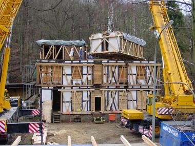 Als erstes Teil schwebte die Gesindekammer auf den Tieflader. <br>Foto: LWL</br>