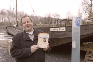 Autor Olaf Schmidt-Rutsch mit der neuen LWL-Buch ?udwig Henz und die Ruhrschifffahrt.  Foto: LWL