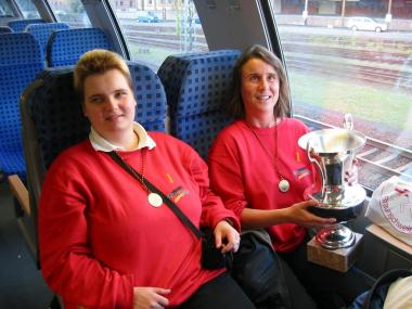 Europacup Gewinnerin Caglikalp (rechts) mit Teamkollegin Daniela Gabauer und dem Pott<br>Foto: Privat</br>