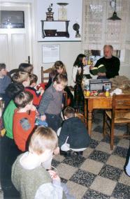 Märchenstunde mit Arnold Lassotta in der Arbeiterhaus-Küche. <br>Foto: LWL</br>
