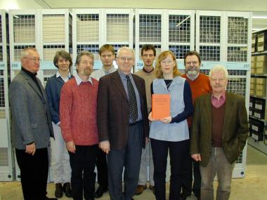 Das Autorenteam mit dem neuen Leitfaden im Magazin des LWL-Archivamtes in Münster. <br>Foto: LWL/Socha</br>