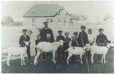Kinder beim Ziegenhüten am Bahnhof Lage, 1925. Foto: LWL