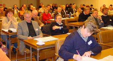 140 Teilnehmer aus dem gesamten Münsterland informierten sich beim LWL über die offene Ganz-tagsschule im Schuljahr 2004/05. Foto: LWL