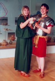Alexandra Bossmann und Marianne Gorissen demonstrieren im LWL-Römermuseum römische Kleidung, vom römischen Bürger bis zum Legionär.<br>Foto: LWL/Sagurna 