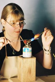 So wie Alexandra Boßmann schmelzen die Teilnehmer des Workshops Perlen aus Glas. <br>Foto: LWL</br>