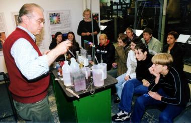 Textilingenieur Manfred Tangerding entführt die Erwachsenen unter dem Motto "Das blaue Wunder" in die Welt des Färbens. <br>Foto: LWL</br>