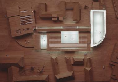 Das neue Westfälische Landesmuseum im Modell: Unten verläuft waagerecht die Pferdegasse, links der Altbau des Westfälischen Landesmuseums am Domplatz in Münster.<br>Foto: LWL/ Mahlstedt
