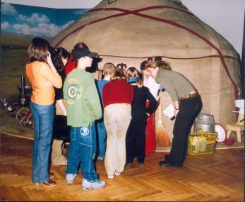 Kids auf Entdeckungsreise, hier bei der Erkundung einer kirgisischen Jurte im LWL-Museum in Münster.<br>Foto: LWL/ Thomas