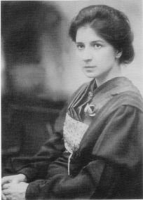 Die 28-jaehrige Gertrud Baeumer im Jahre 1901. Foto: Boehlau Verlag, Koeln
