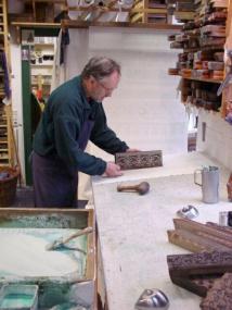Georg Stark aus Jever in seiner Blaudruckerei.  <br>Foto: Privat</br>