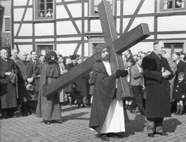 Bei Kreuztrachten wie dieser, die 1951 in Menden (Märkischer Kreis) stattfand, trägt ein Christusdarsteller ein Holzkreuz. 	<br>Foto: LWL</br>