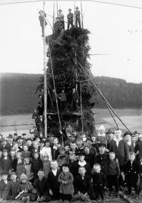 Der spielerische Wettstreit um das höchste Osterfeuer ist vor allem im Sauerland weit verbreitet. Das Foto, das 1931 oder 1932 entstanden ist, zeigt die Aufbauarbeiten für ein Osterfeuer in Fredeburg.      <br>Foto:LWL-Archiv/Grobbel </br>