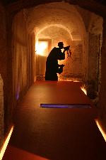 Der Kellermeister weist den Weg durch die neue Ausstellung.<br>Foto: LWL/Preißler</br>