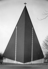 Mit ihrer markanten Bugform hat die Thomas-Kirche in Gelsenkirchen-Erle einen städtebaulichen Akzent gesetzt.<br>Foto: LWL/Brockmann-Peschel</br>