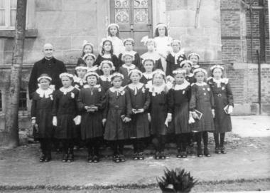 1936 trugen die Mädchen in Havixbeck (Kreis Coesfeld) zur Erstkommunion noch dunkle Kleider, nur die so genannten Führengel, die die Kinder in die Kirche geleiteten trugen weiße Kleider.    Foto: LWL-Archiv