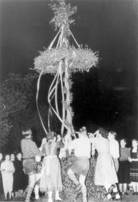 Eine Jugendgruppe des Sauerländischen Gebirgsvereins beim Maieinsingen auf dem Klusenberg bei Altena 1953.<br>Foto: LWL/Winter</br>