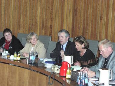Schulministerin Ute Schäfer (2.v.r.) unterstützt den Bildungsgang des LWL, LWL-Jugnedausschussvorsitzende Maria Seifert (2.v.l.) forderte flexible Angeboten mit altersgemischten Gruppen in ländlichen Regionen. <br>Foto: LWL</br>