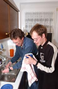 Betreutes Wohnen: Den Abwasch schaffen Markus (li.) und Dennis (re.) inzwischen locker allein.<br>Foto: Hans-Theo Gerhards/LVR</br>