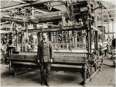 Ein stolzer Mitarbeiter vor einem neuen Bandwebstuhl der Firma Zangs, um 1900. <br>Repro: LWL</br>