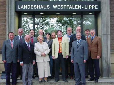 Kuratorium, Vorstand und Geschäftsführung der Kulturstiftung Westfalen-Lippe präsentieren sich nach der konstituierenden Sitzung vor dem Landeshaus, Kuratoriumsvorsitzender ist Landrat Dr. Wolfgang Kirsch (3.v.r.), hinter ihm steht Vorstandsvorsitzen-der LWL-Chef Wolfgang Schäfer.<br>Foto: LWL</br>