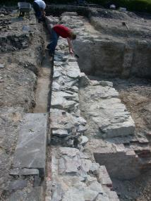 Mitarbeiter des LWL-Grabungsteams legen ein Teilstück der Paderborner Stadtmauer frei.<br>Foto: LWL/Spiong</br>