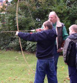 Jagen wie vor 15 000 Jahren mit dem Bogenbauer Norbert Reuther. <br>Foto: LWL/Lagers</br>