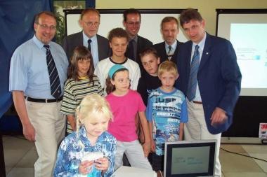 Bergkamens Bürgermeister Roland Schäfer (v. l.), Hermann Diekneite vom Schulamt des Kreises Unna, Dr. Markus Kösters, Leiter des LWL-Landesmedienzentrums, Michael Thessel, Leiter des LVR-Landesmedienzentrums und Unnas Kreisdirektor Michael Makiolla haben gemeinsam mit Schülern der Bergkamener Prein-Schule EDMOND freigeschaltet.<br>Foto: Kreis Unna</br>